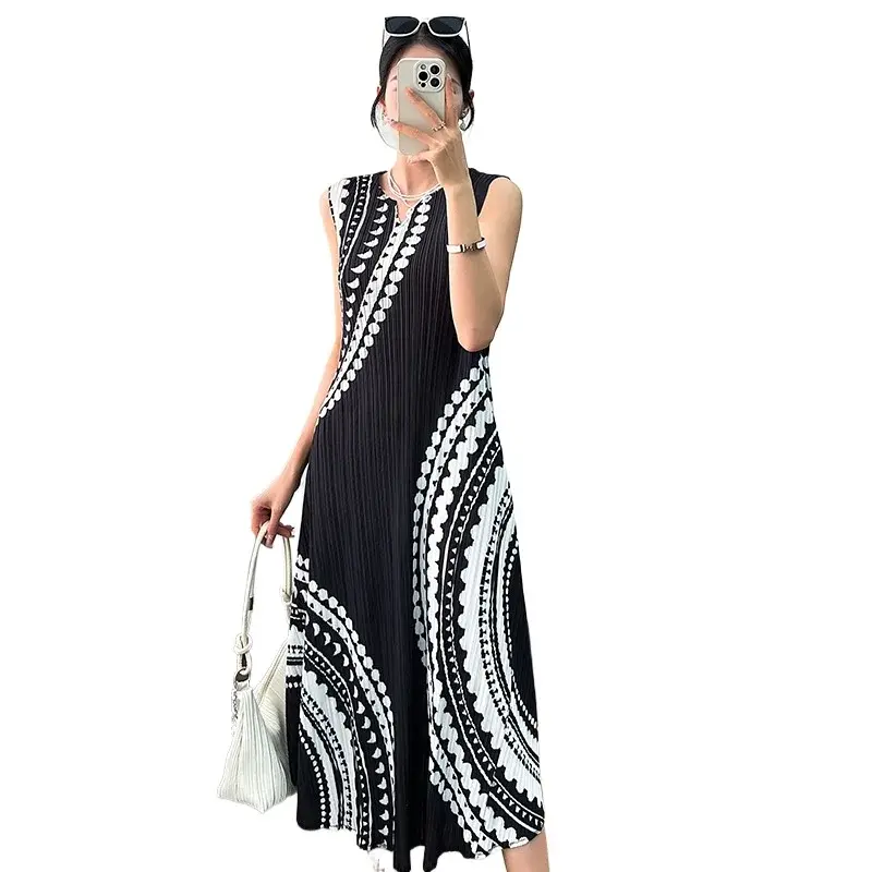 Sīktēls: Model in sleeveless black and white abstract print midi dress