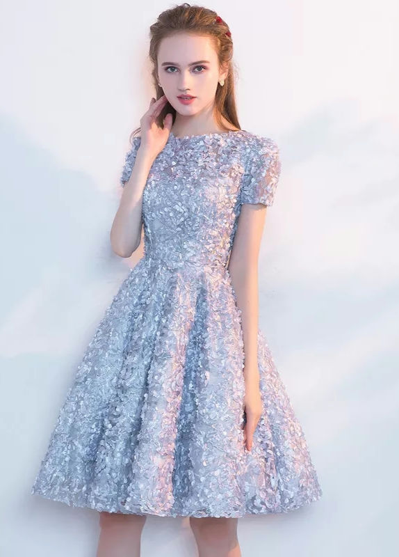 Elegant light gray floral short-sleeve dress
