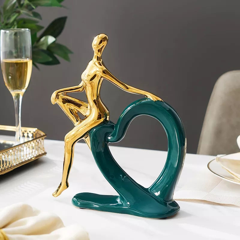 Miniature : Gold woman figurine on green heart decor
