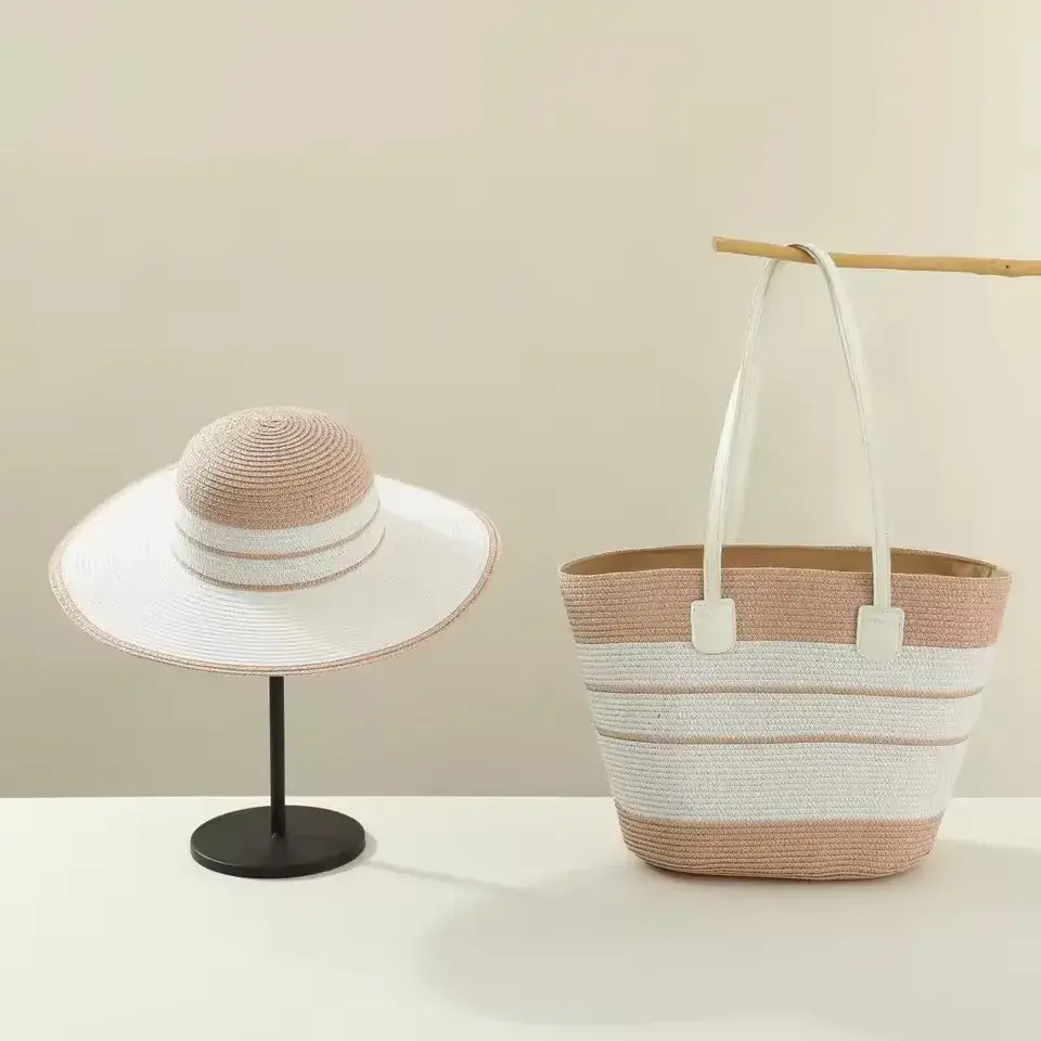 Miniatyrbilde: Pink sun hat and striped tote bag