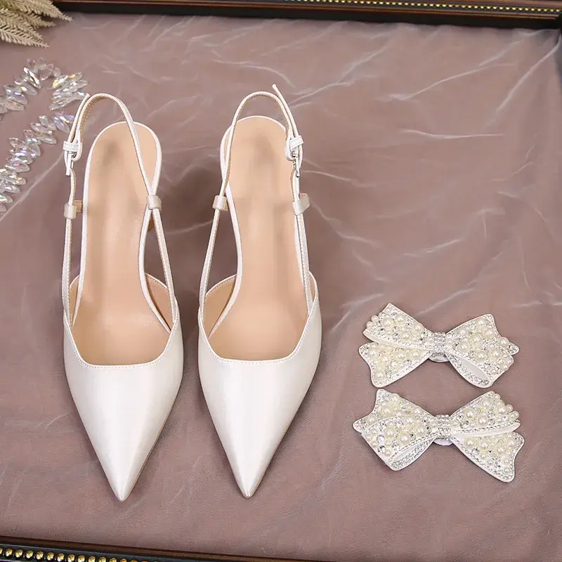 Miniatura: Elegant white satin bridal heels with delicate bows