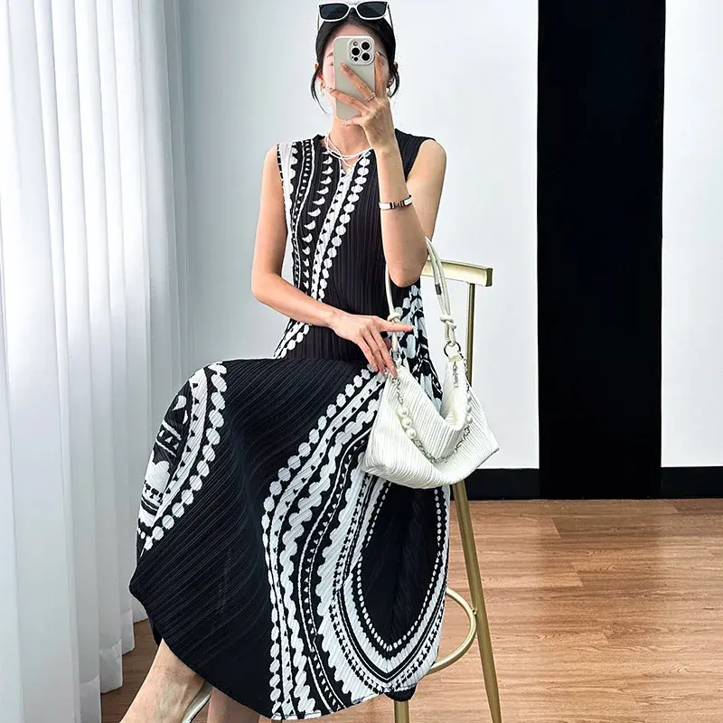 Sīktēls: Woman in stylish black and white pleated midi dress