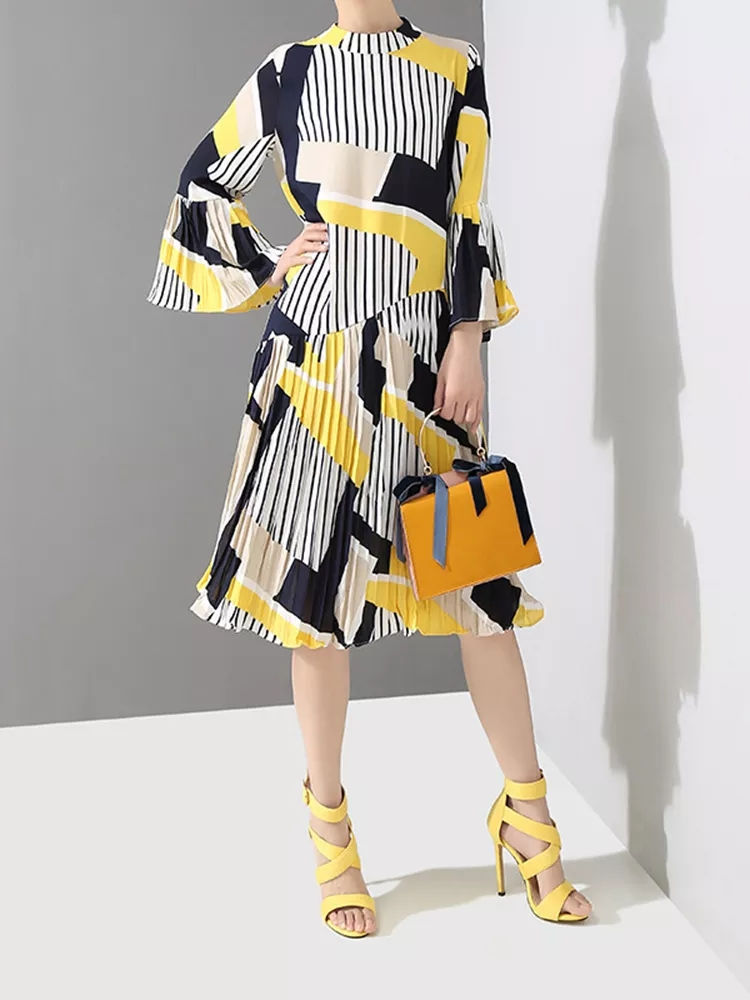 Miniatura: Woman in yellow shoes and geometric print dress