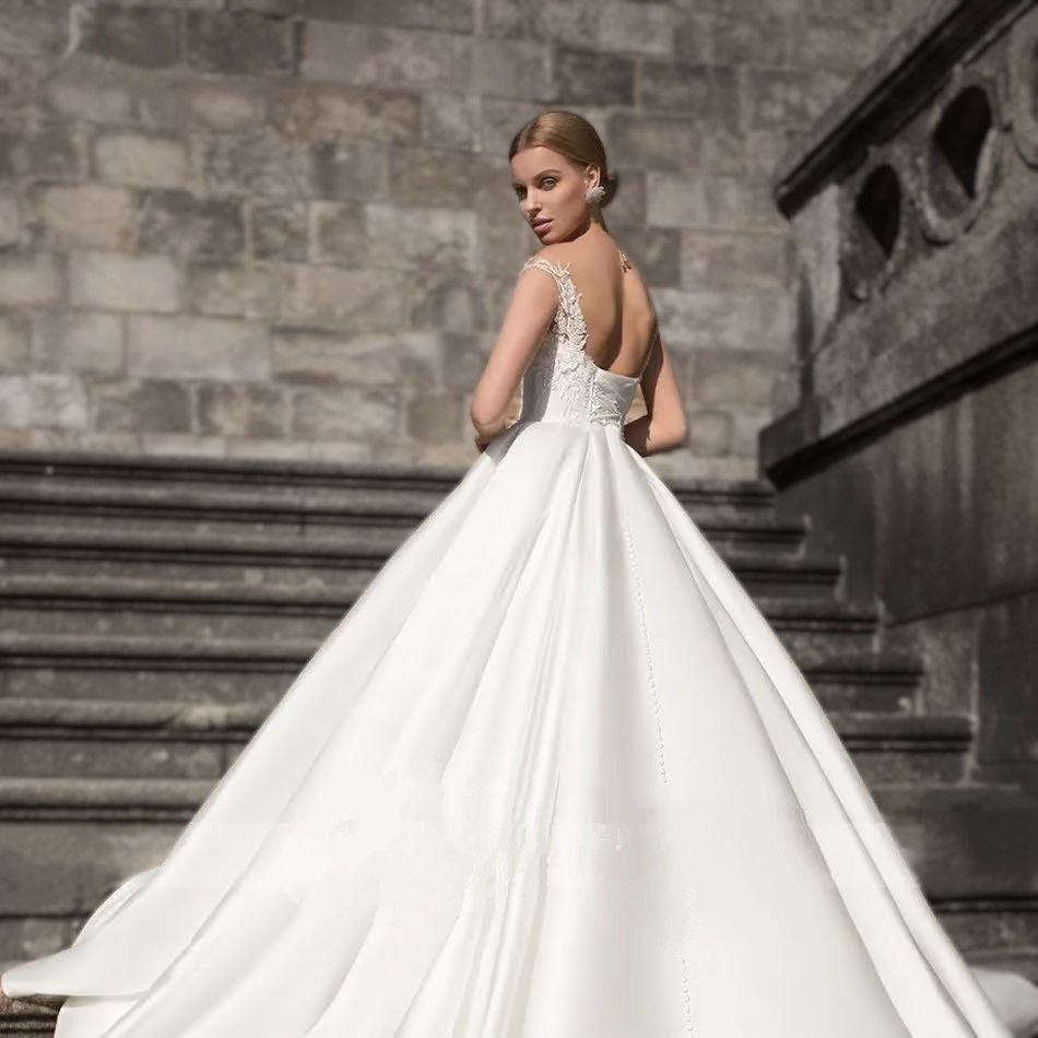 Miniatyrbilde: Elegant bride in satin wedding gown