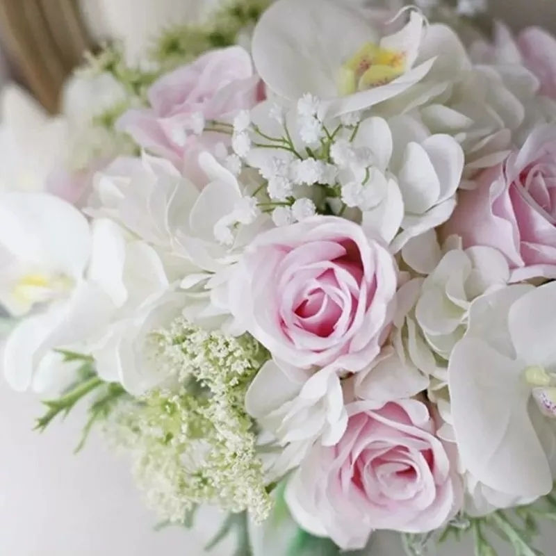 Thumbnail: Elegant pink and white rose bouquet