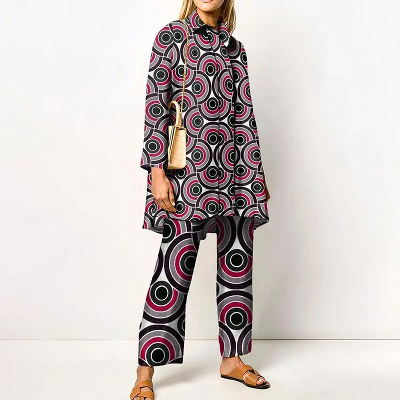 Miniatura: Woman in geometric print shirt and pants
