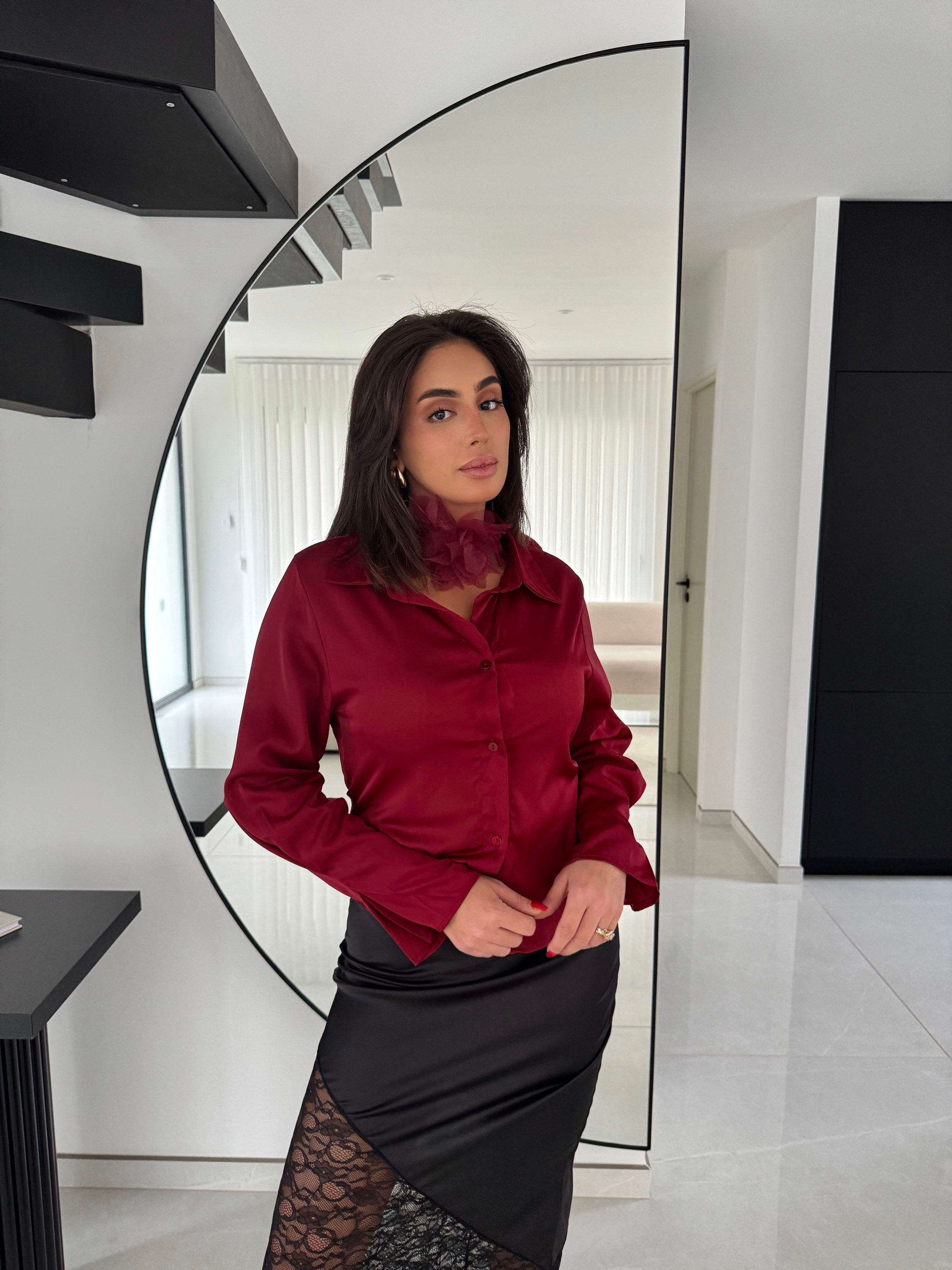 BLOUSE SATINÉE RAS DE COU FLEUR [ BORDEAUX ]