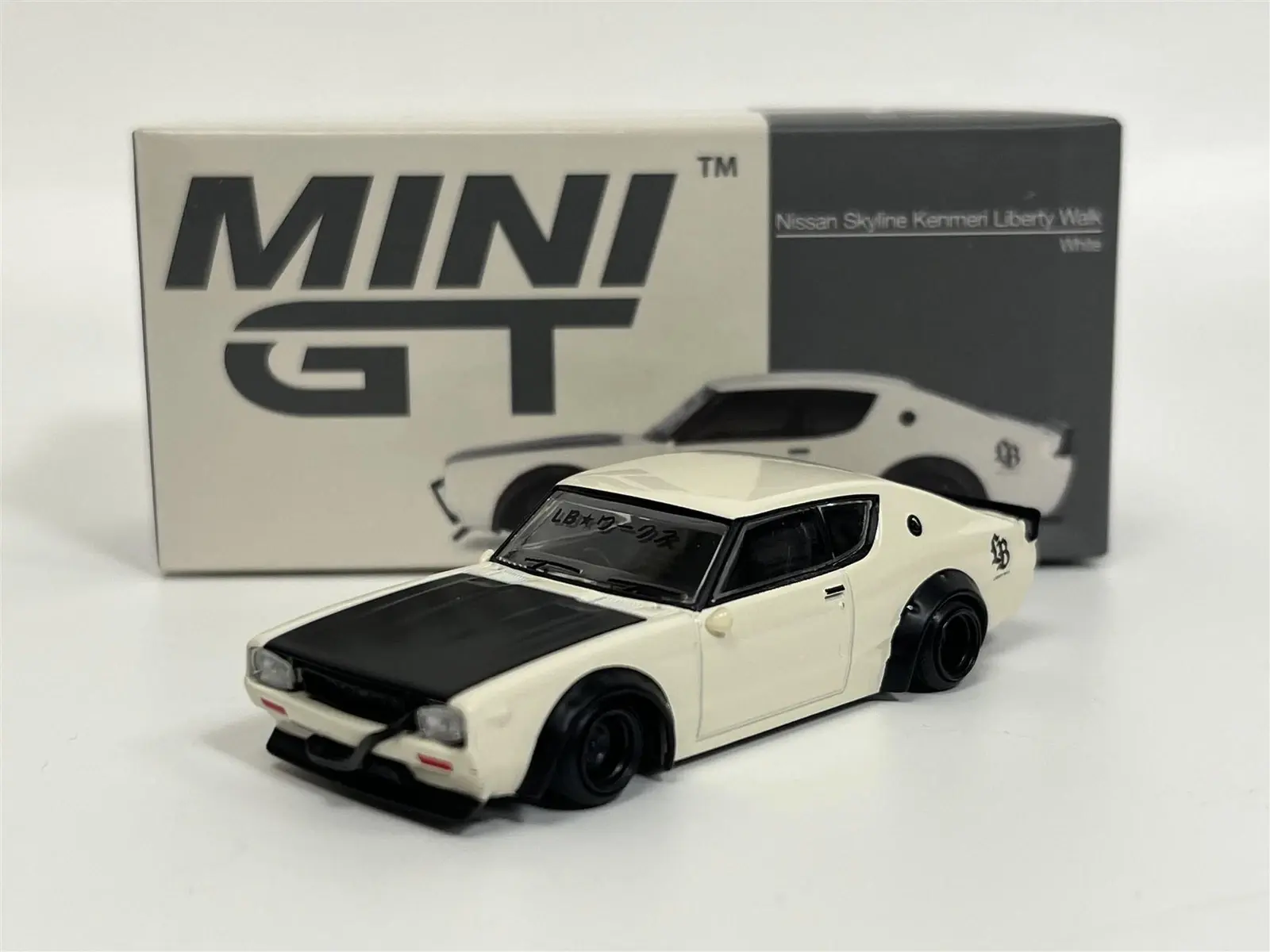 Nissan Skyline Kenmeri Liberty Walk - White - 1973