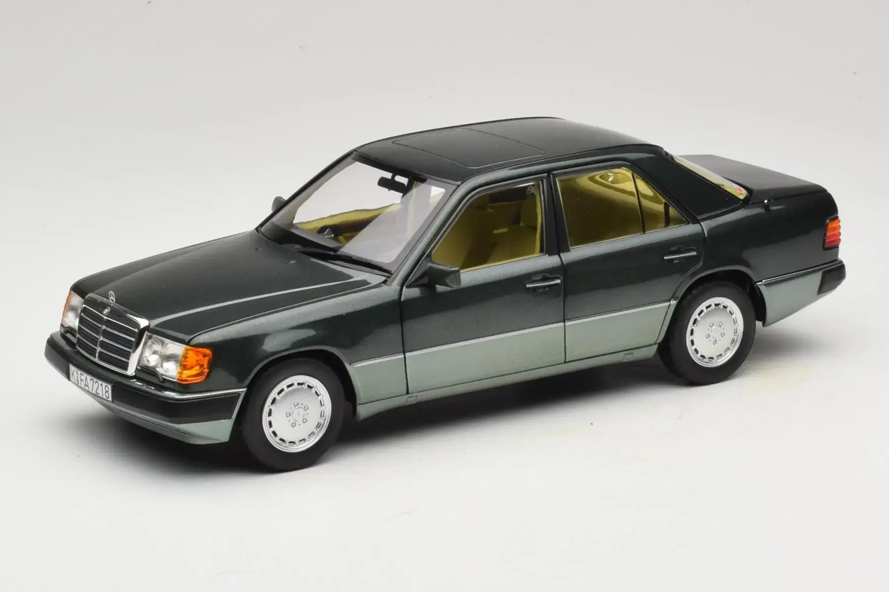Mercedes-Benz 230E W124 - Night Green Metallic - 1990