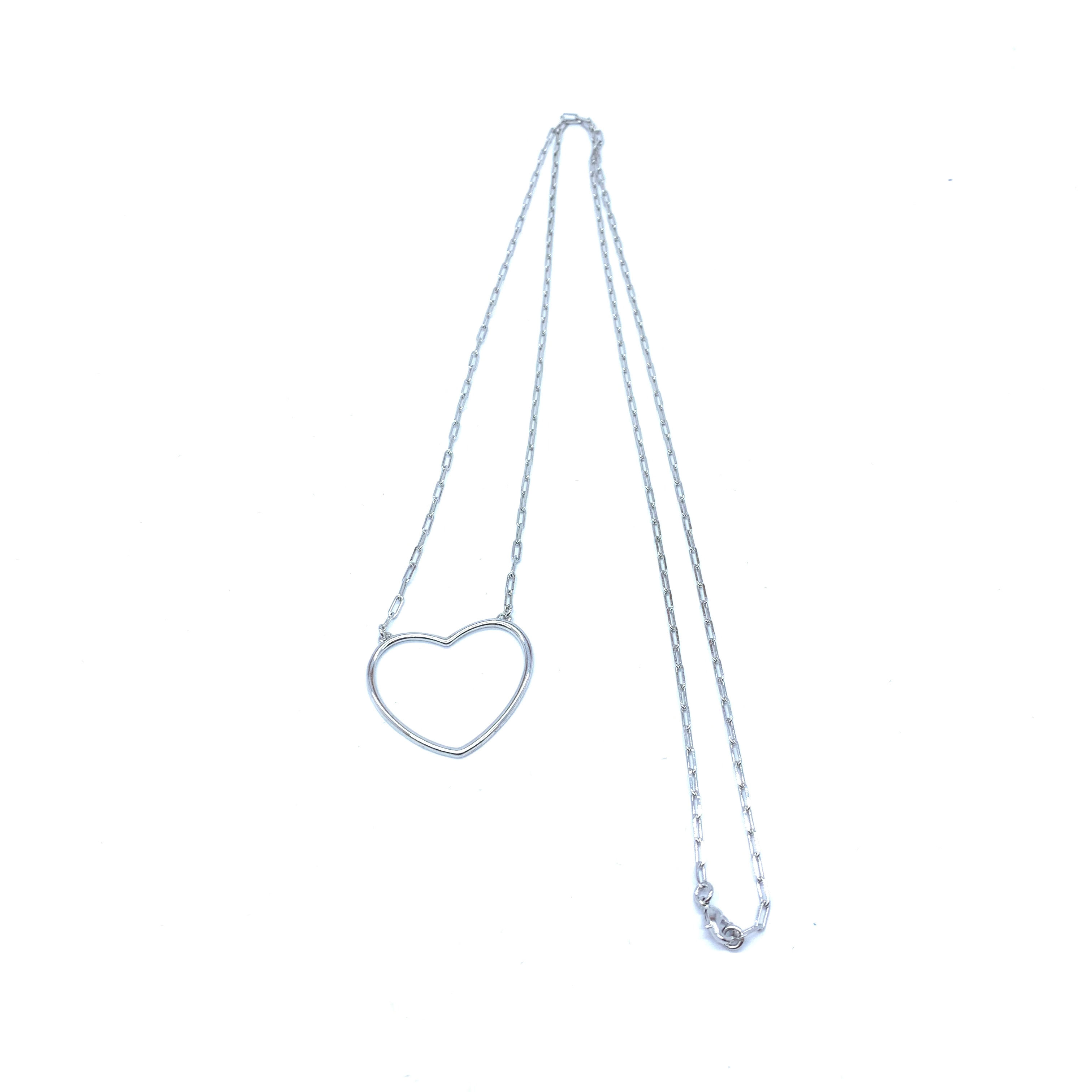 Colar prateado longo de coração vazado