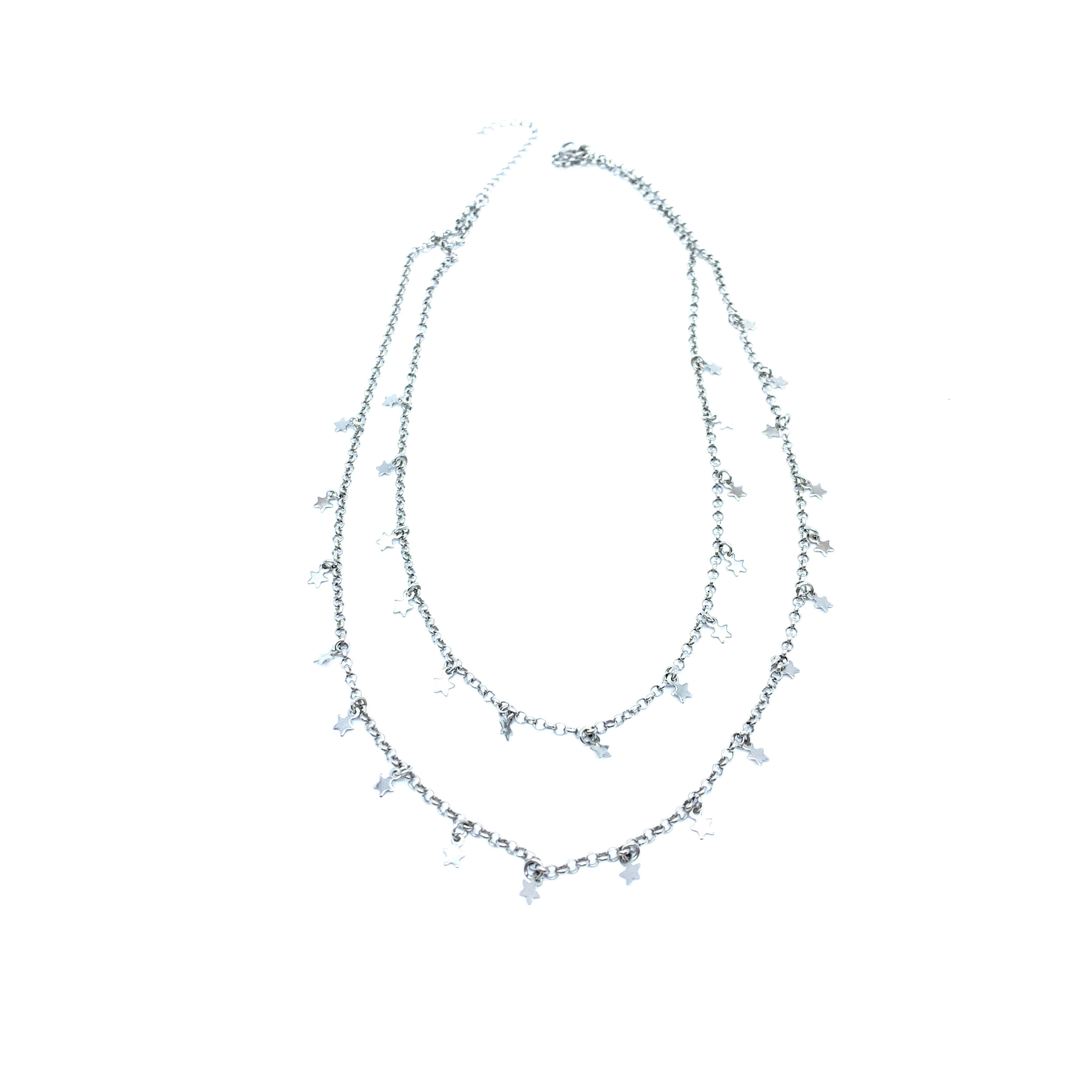Colar prateado duplo de estrelinhas