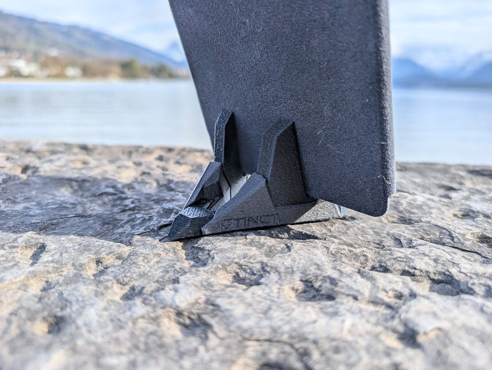 Thumbnail: TINCT.stand schwarz - schwarz Handy iPhone E-reader Ständer mit Kindle e-book, Ruckansicht Berge und See Hintergrund
