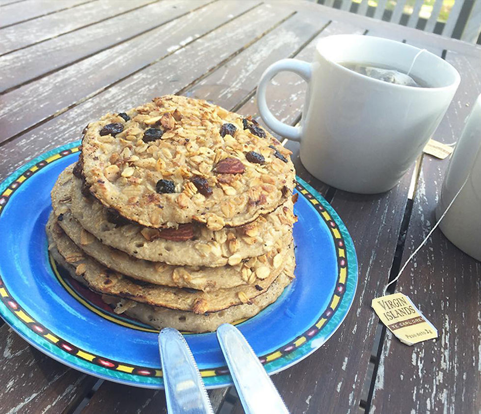 Banana and oat pancakes or hot cakes, perfect for a healthy and delicious breakfast.