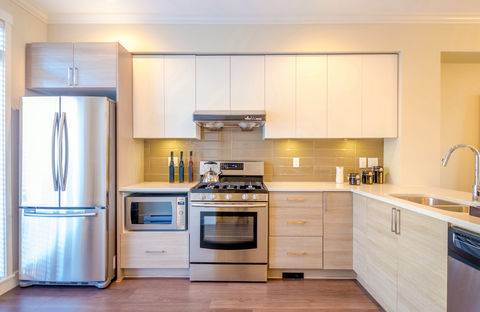 8 kitchen.jpg