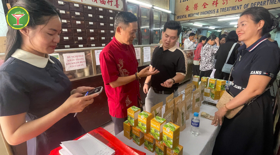 Gian hàng Dược Việt Y thu hút sự quan tâm của người tham dự hội thảo