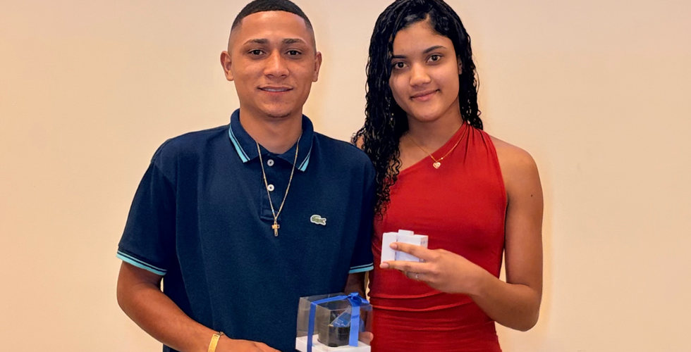 jovens comprando apartamento