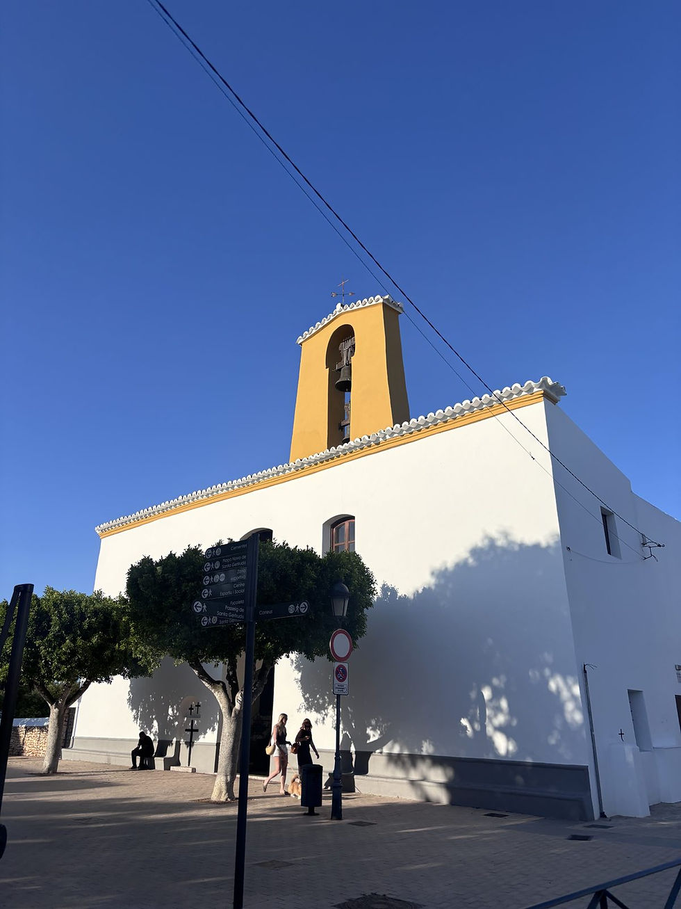 Das Licht auf Ibiza. Warum es anders ist — und was die Physik dazu sagt.