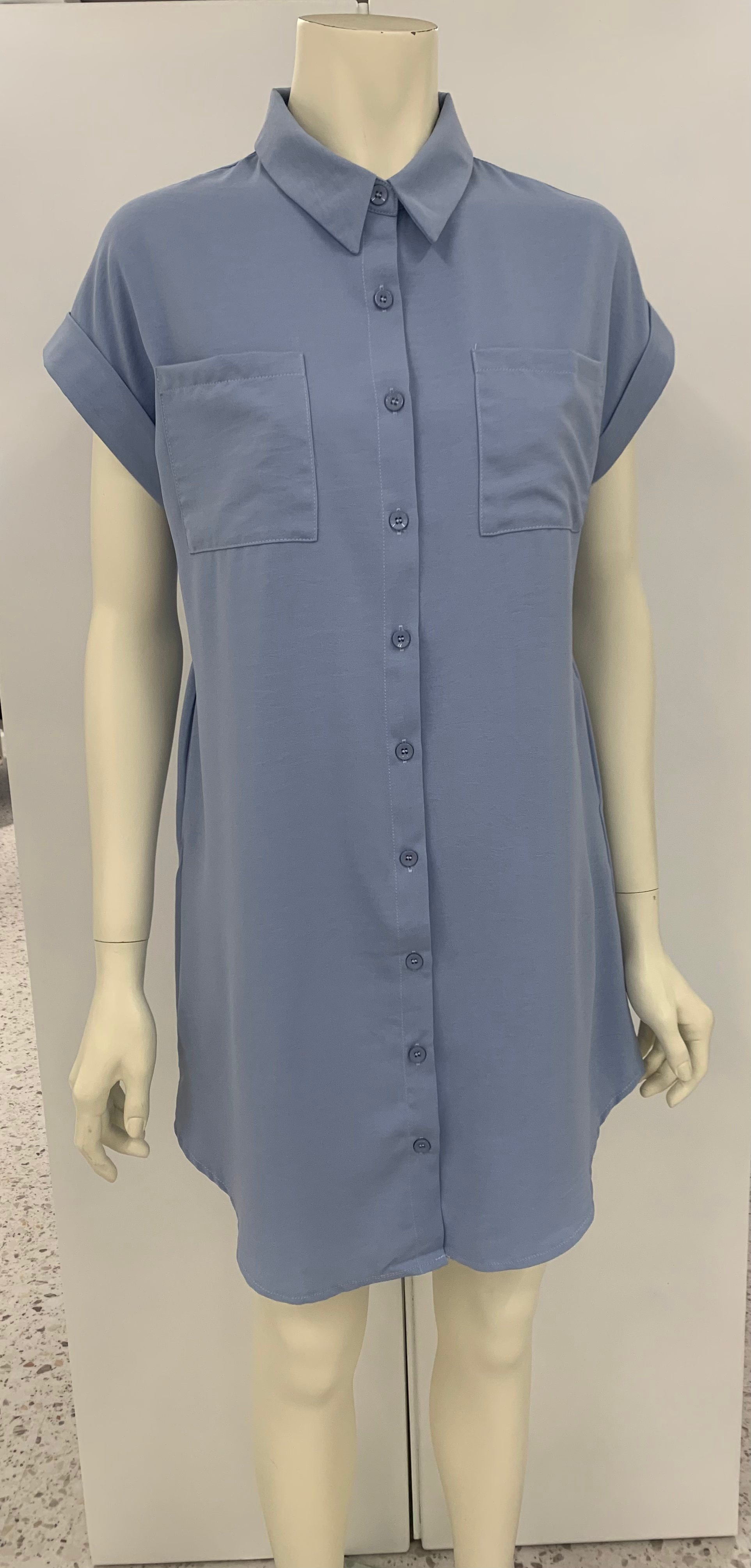 Kort kleedje doorknoop en met zakjes