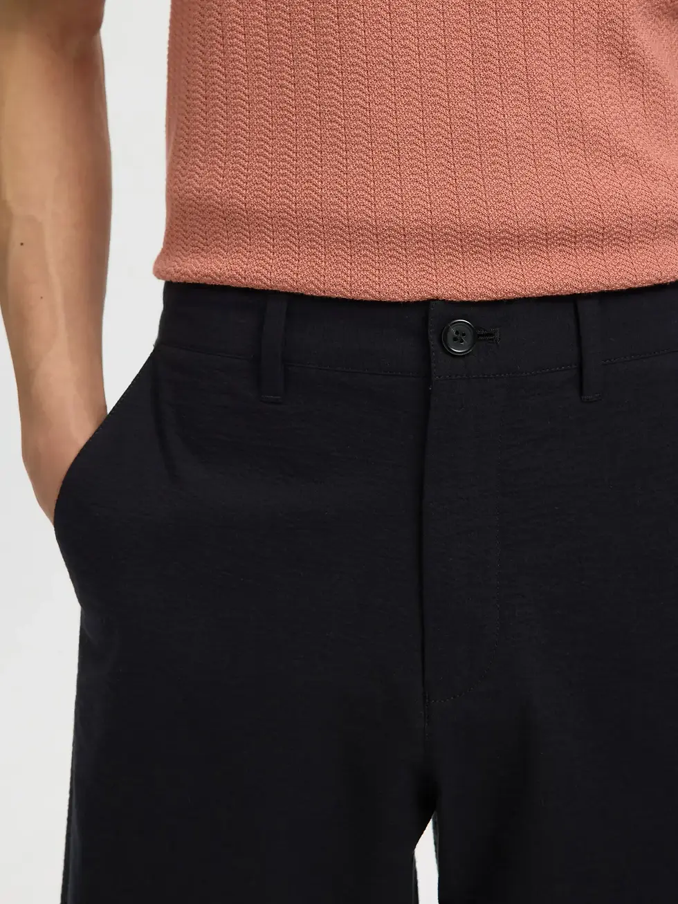 Thumbnail: Chino short zwart in seersucker stof van Selected