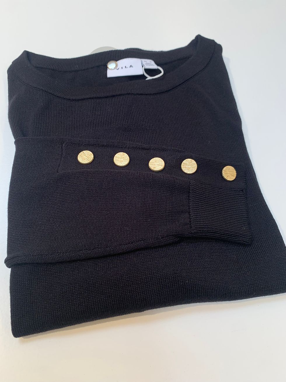 Fijn pulletje zwart met knopen mouw van Vila