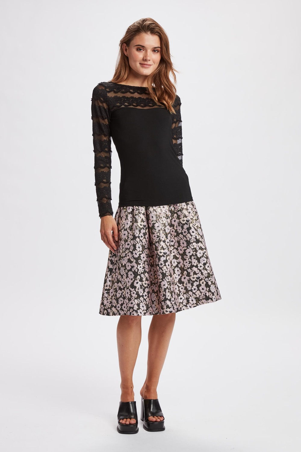 Bloespulletje van Nümph met kant bovenaan