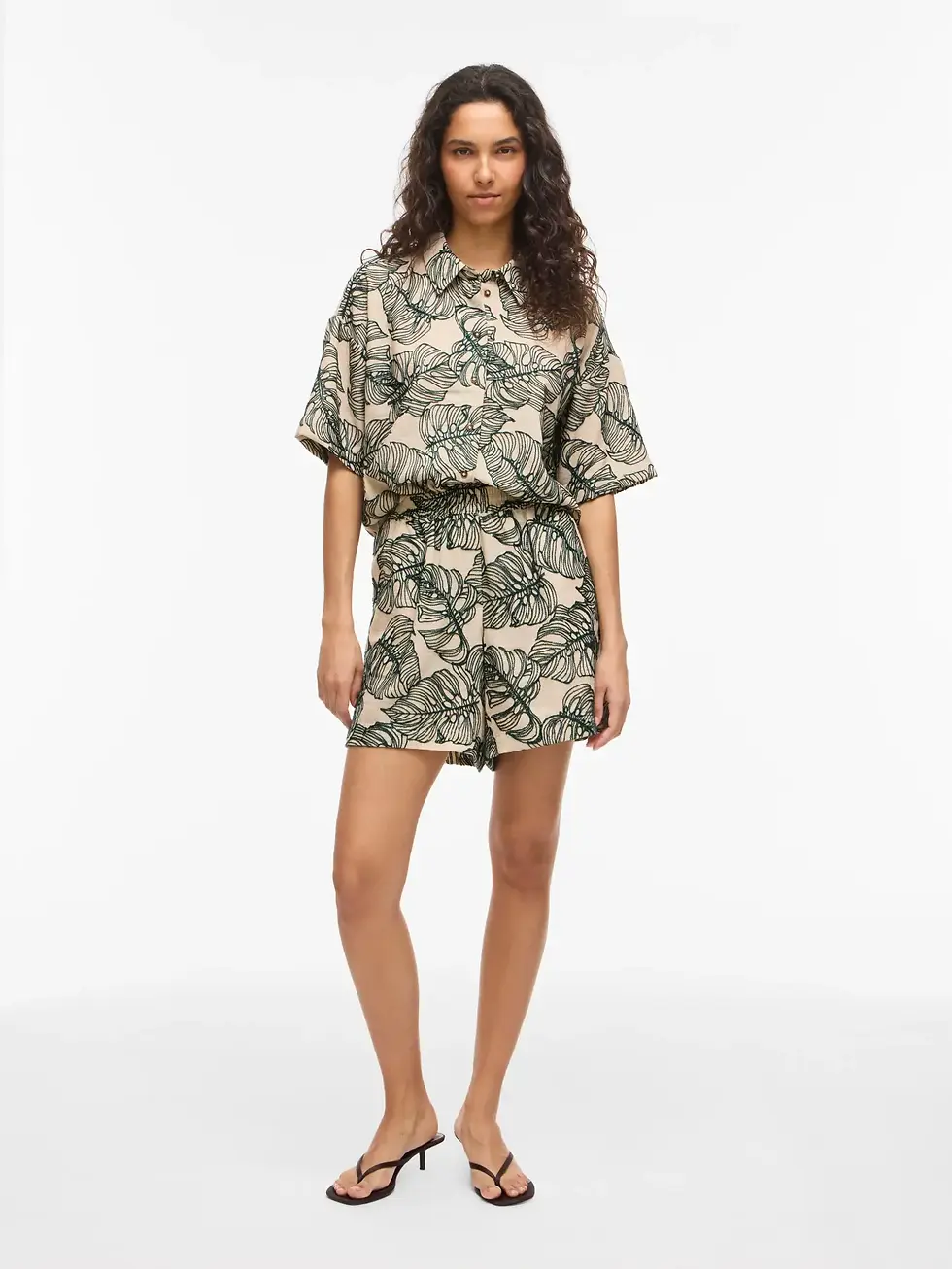 Thumbnail: Bloesje korte mouw met bladborduursel van Vila