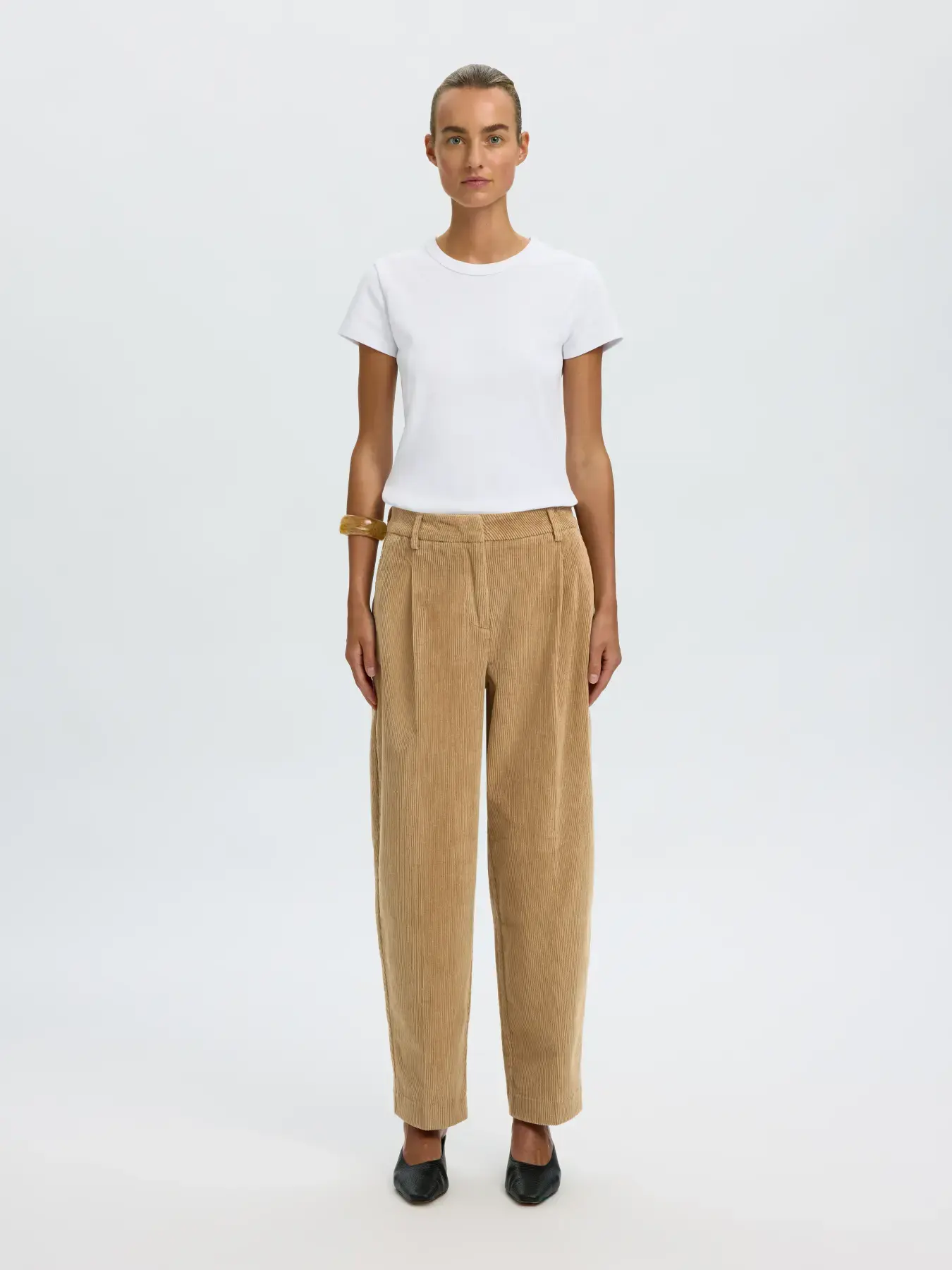 Ribfluweel barrel chino van Selected