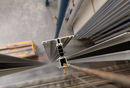 Aluminiumprofiel wordt geïnspecteerd