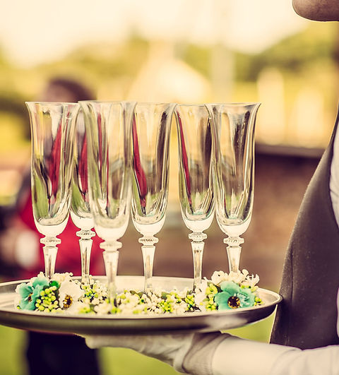 Kellner mit Champagner-Flöten