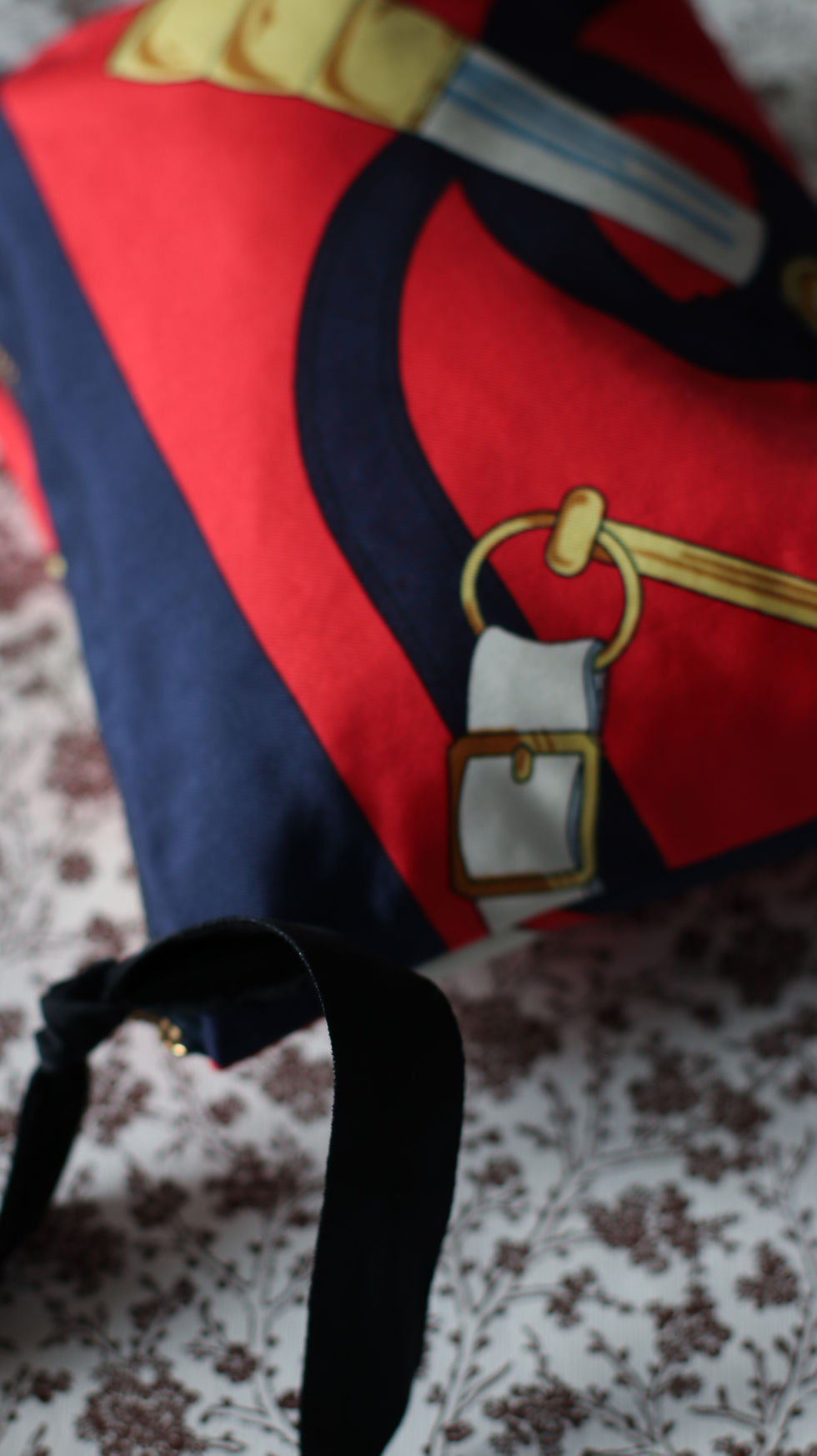 Miniatyrbilde: Clutch nr 89 re-designet av vintage silkeskjerf