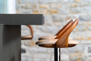 Finition de mobilier sur mesure dans un projet d’architecture d’intérieur
