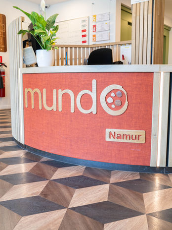 Mobilier d’accueil et espace de réception conçus pour les bureaux Mundo Namur