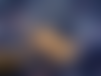 Um cérebro sendo aceso aos poucos, com faíscas, como se fosse de pólvora, dentro de uma lâmpada. 