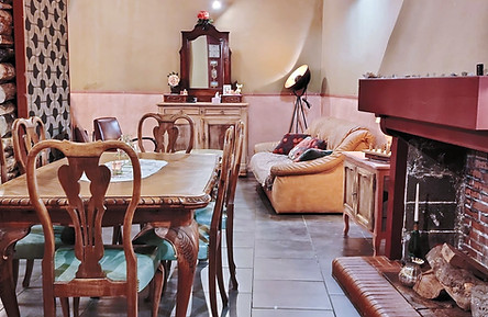 Intérieur cosy des Chambres Postales avec séjour, cheminée et salle à manger