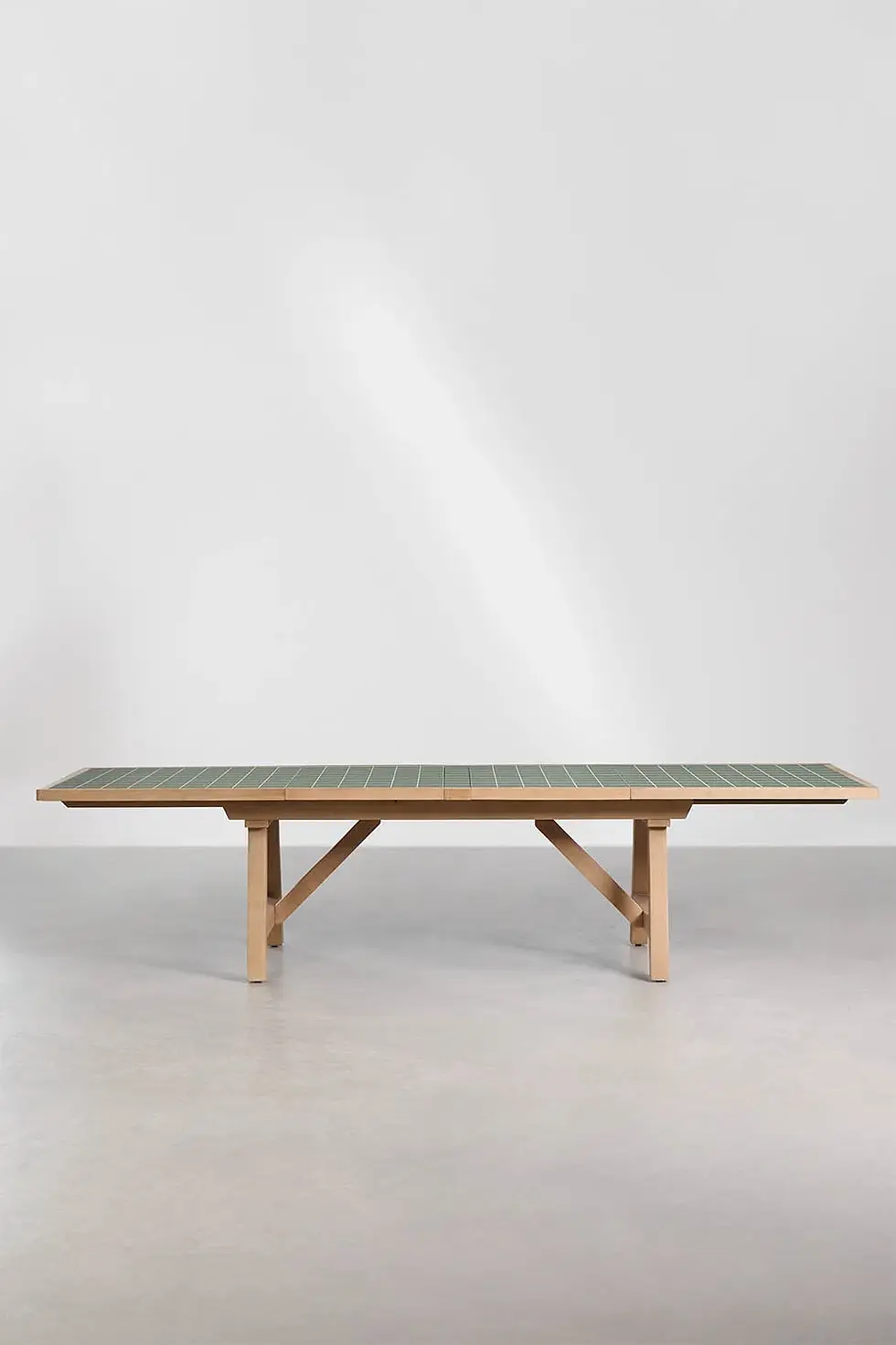Miniature : Table en carrelage vert et acacia