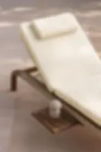 Chaise longue en acacia marron avec coussin et plateau