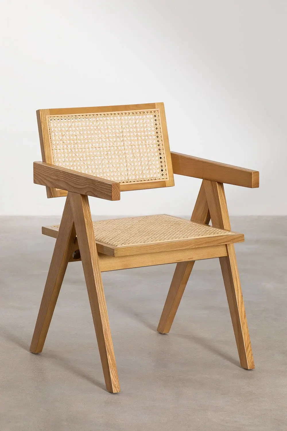 chaise en bois de frêne naturel avec accoudoirs, assise et dossier en cannage
