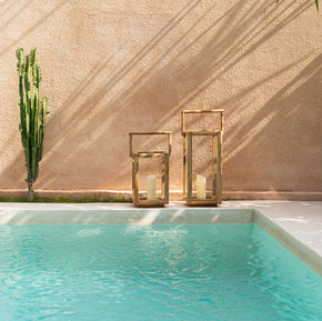 lanterne en teck au bord d'une piscine