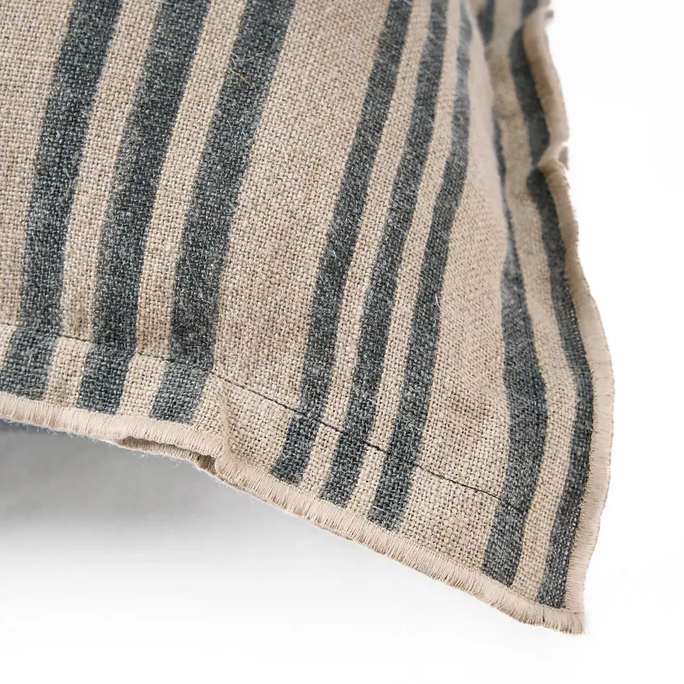 Miniature : Housse de coussin en lin naturel rayé et velours noir.