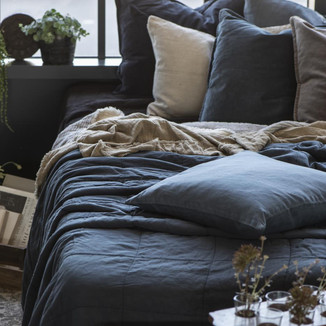 coussin bleu marine et plaid assorti en coton