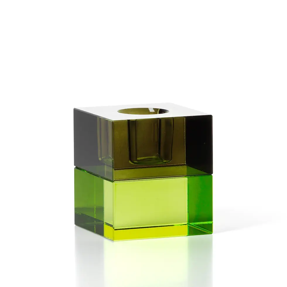 Bougeoir cubique sculptural en verre recyclé vert fumé, alliant géométrie, transparence et art durable.