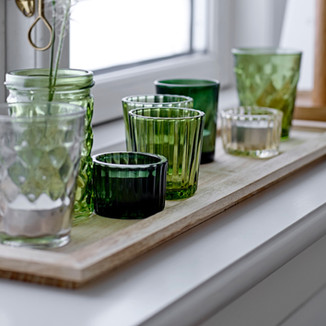ensemble de 8 photophores en verre couleur vert sur plateau en bois