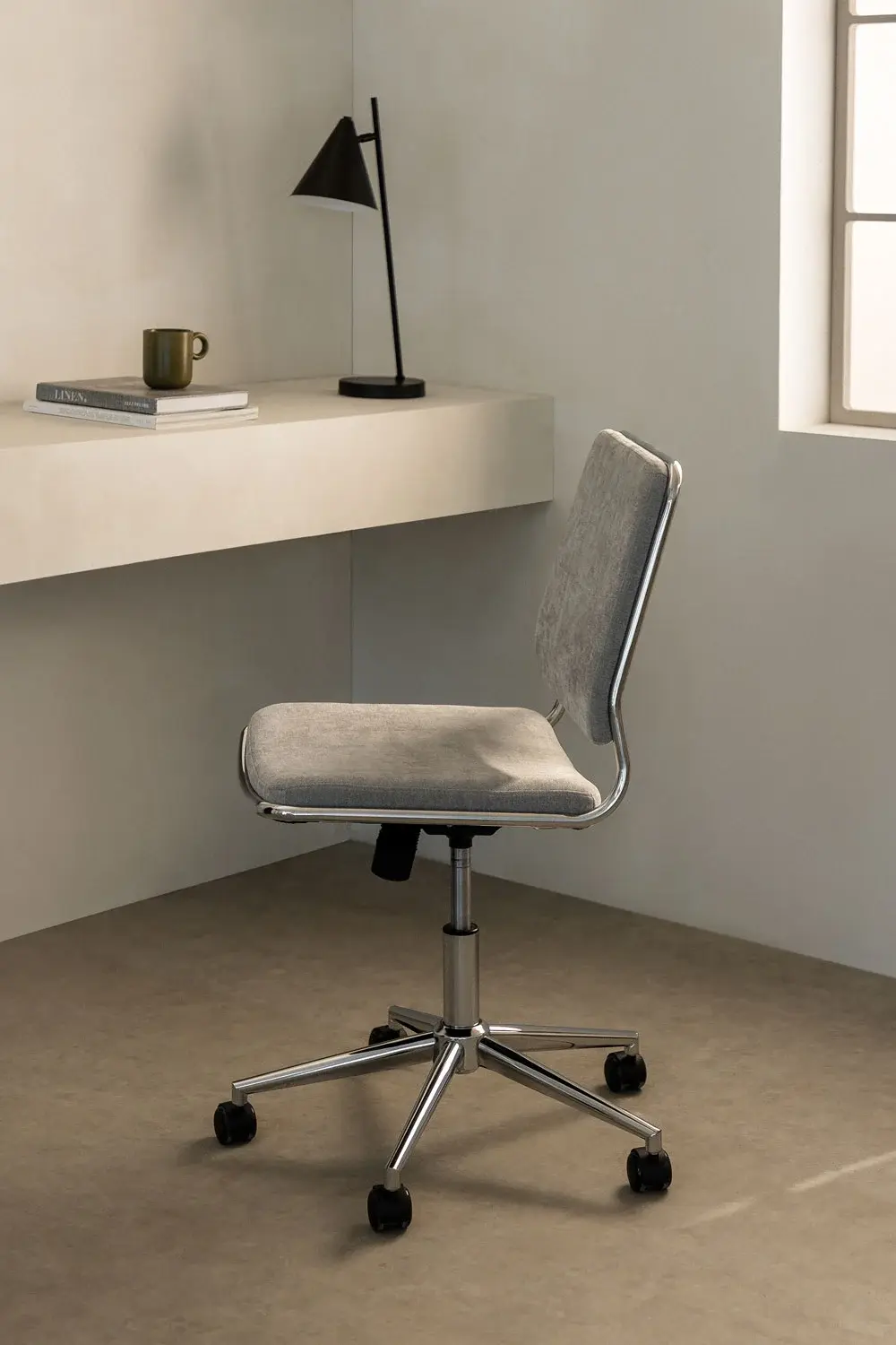 Chaise de bureau à roulettes en tissu gris clair