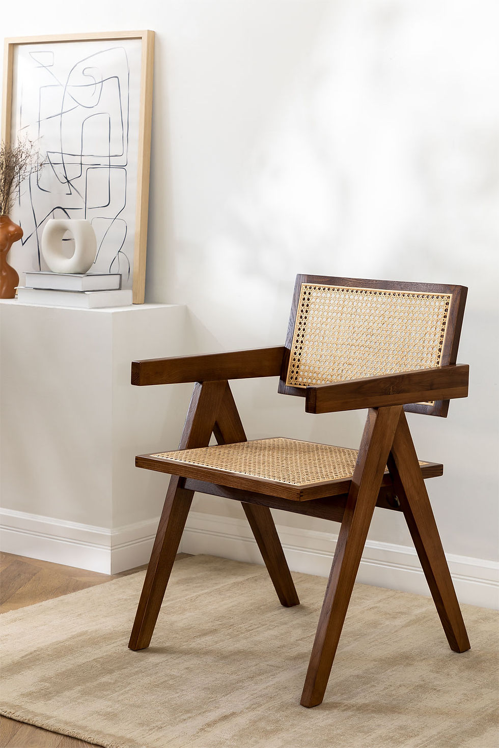 chaise en bois de frêne foncé avec accoudoirs, assise et dossier en cannage
