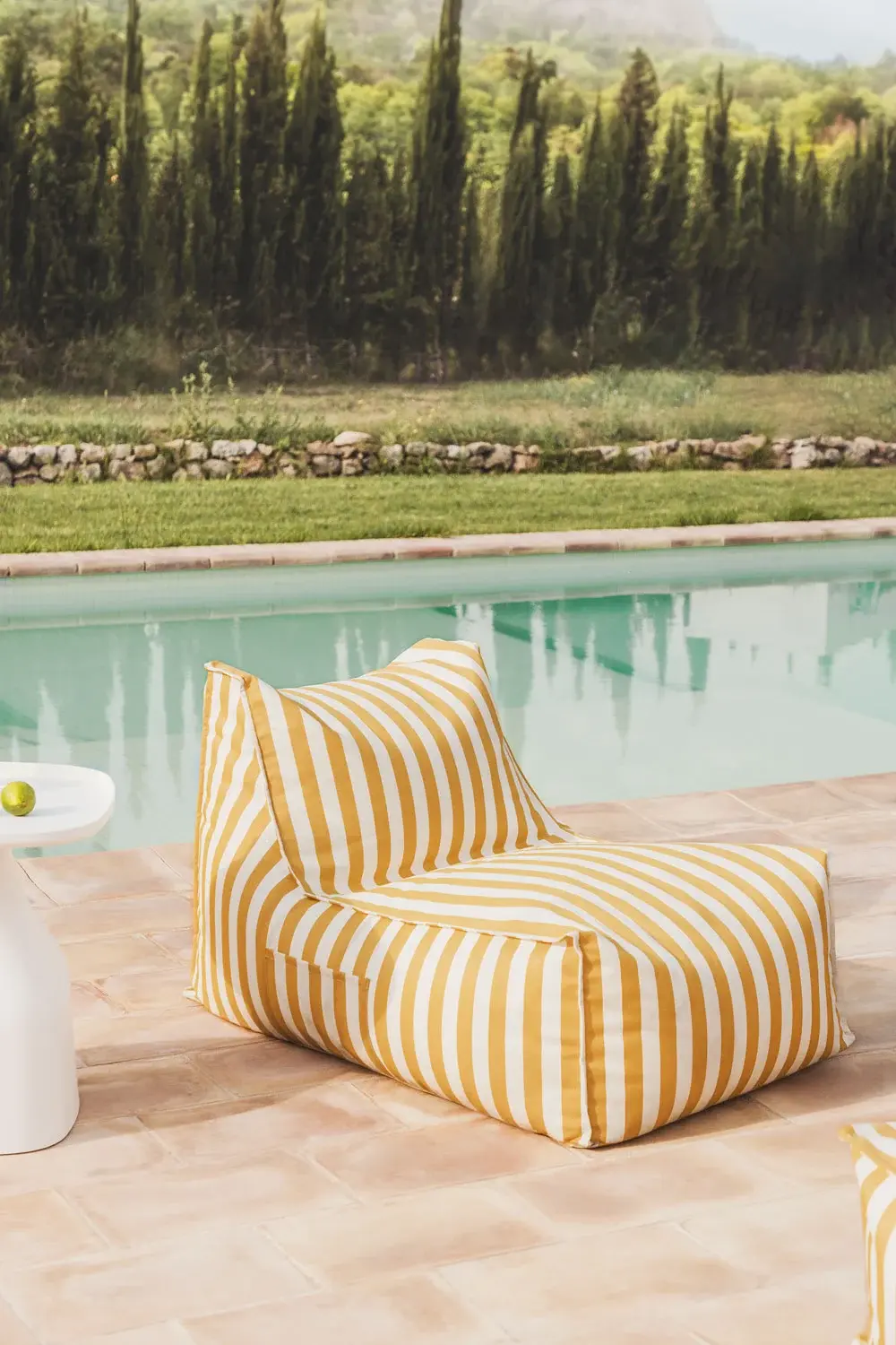 fauteuil pouf pour extérieur rayé jaune et blanc