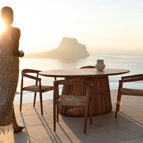 table ronde en acacia sur une terrasse vue mer