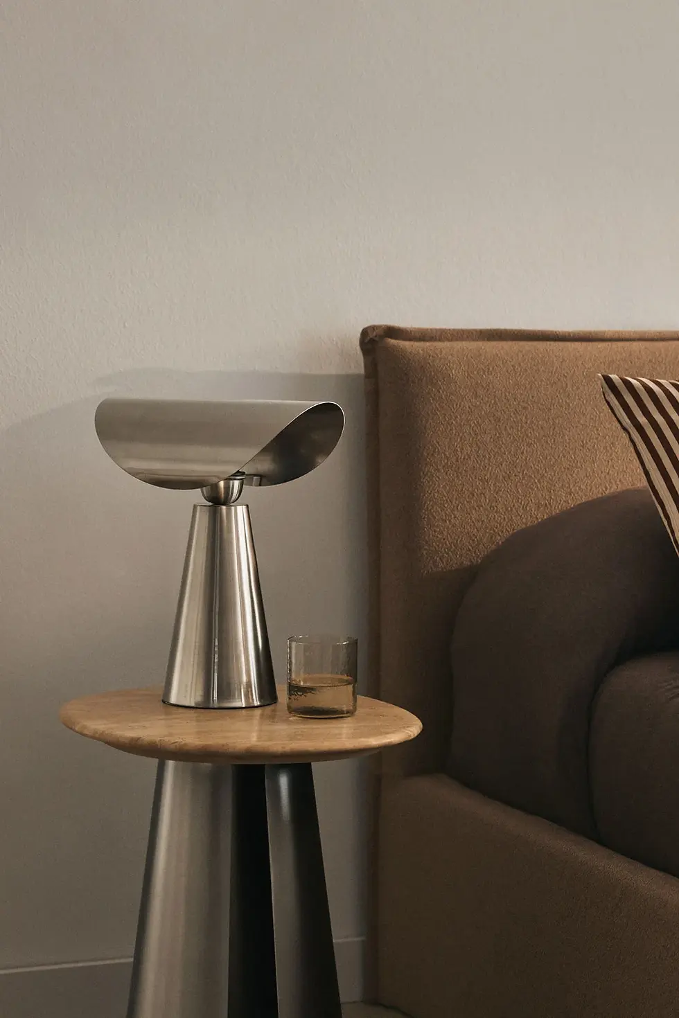 Lampe de table en métal chromé