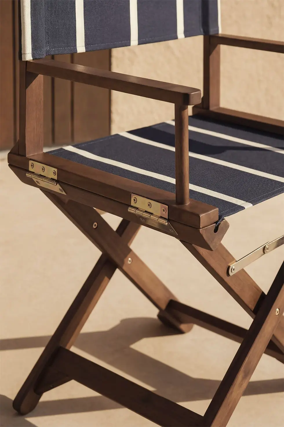 Chaise metteur en scene en acacia et tissu rayé marine et beige