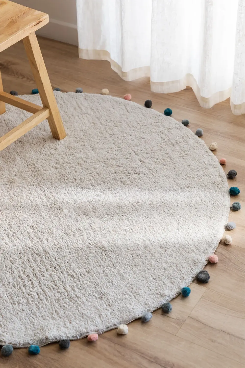 Tapis rond en coton blanc cassé avec pompons colorés