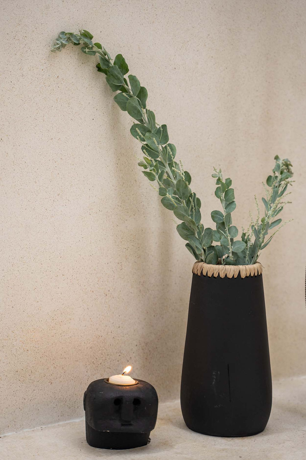 Miniature : vase noir en terracotta et raphia - 3 tailles